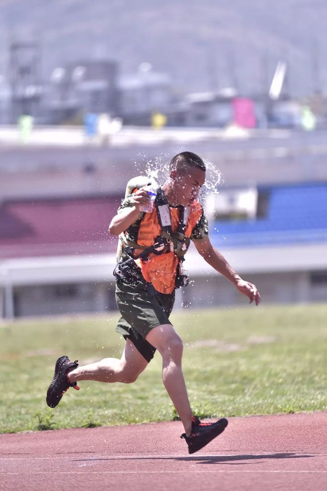 爱游戏体育-包含摩托车赛巡回赛,燕赵玄武队与渝州闪电队强势反弹,体能对抗拉满!防线高度稳定的词条