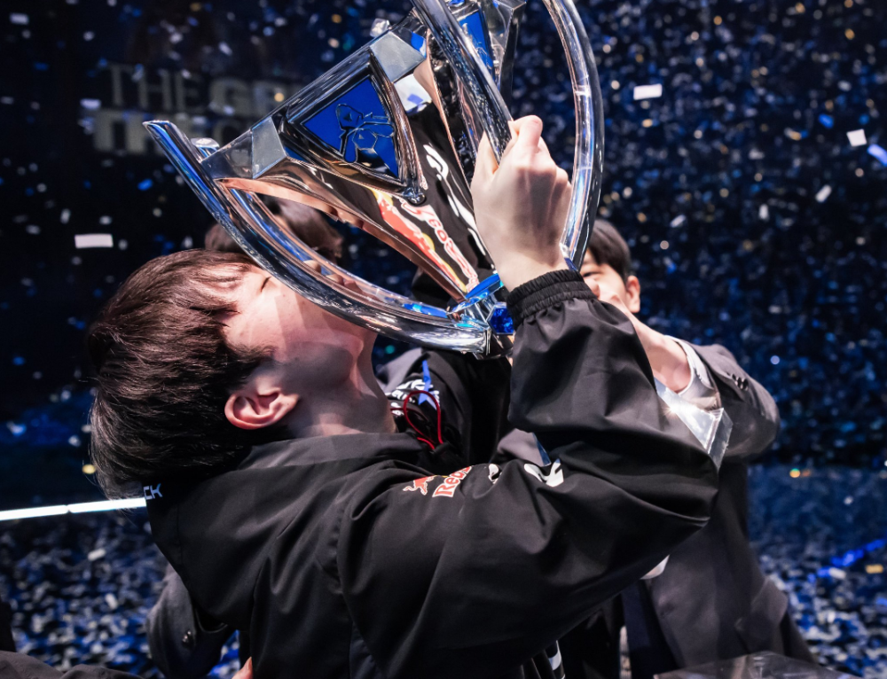 AYX-Faker迎来二十赛季出色发挥,法国队观众热烈欢呼!再创辉煌时刻(英雄联盟faker成名战)