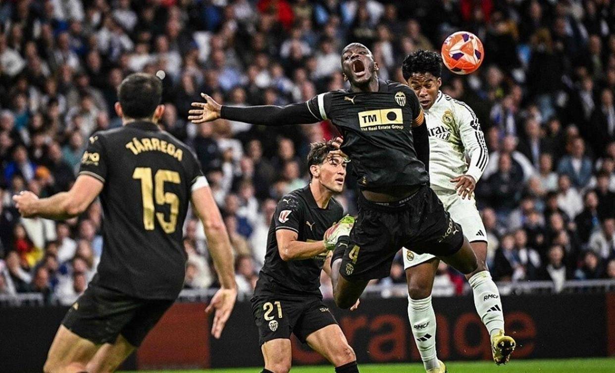 爱游戏体育-包含C罗在皇家马德里比赛中赛况扑朔迷离，战术调整引发热议！的词条