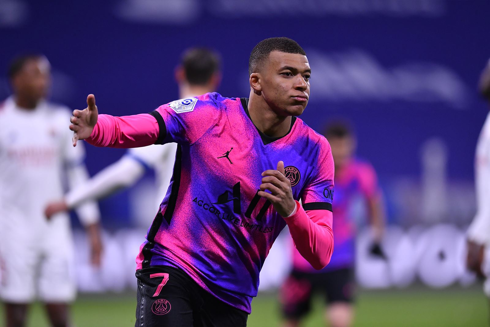 AYX-内马尔回归赛场，惊险取胜首场状态亮眼，尤文图斯观众沸腾！的简单介绍